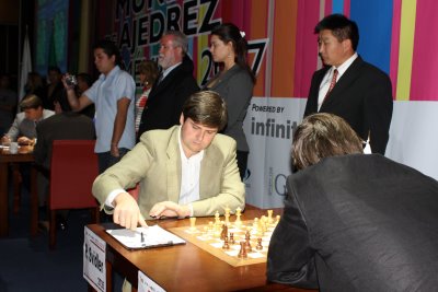 On this day in 2007, Viswanathan Anand scored 9/14 in Mexico City to become  the first ever Indian undisputed world chess champion! : r/chess