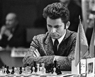 Boris Spassky, Playing in a simultaneous exhibition against…